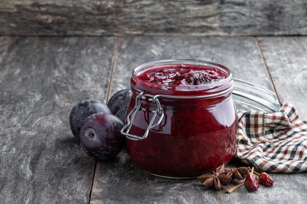 Hotová švestková omáčka ve skleničce