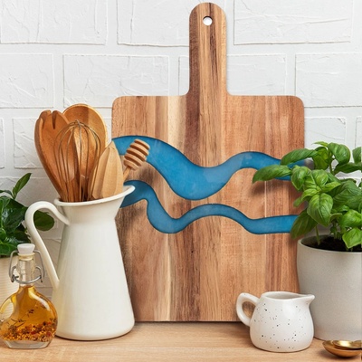 Art gift Дъска за сервиране от акация с епоксидна смола и персонален надпис