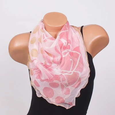 Копринено фишу в розово с цветя и точки