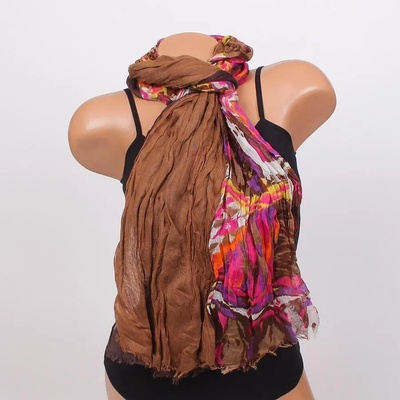 Дамски шал в два нюанса кафяво и свеж шарен принт