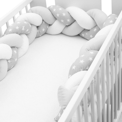 New Baby Ochranný mantinel do postieľky vrkoč Hviezdičky sivo biely šedá Hvězdy Pre všetkých