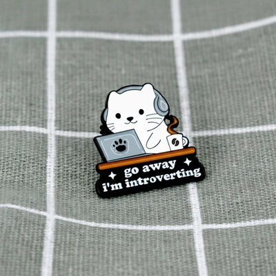 Pinarna Bílá kočka u počítače Go away I´m introverting Jdi pryč, mám svůj introvertní čas