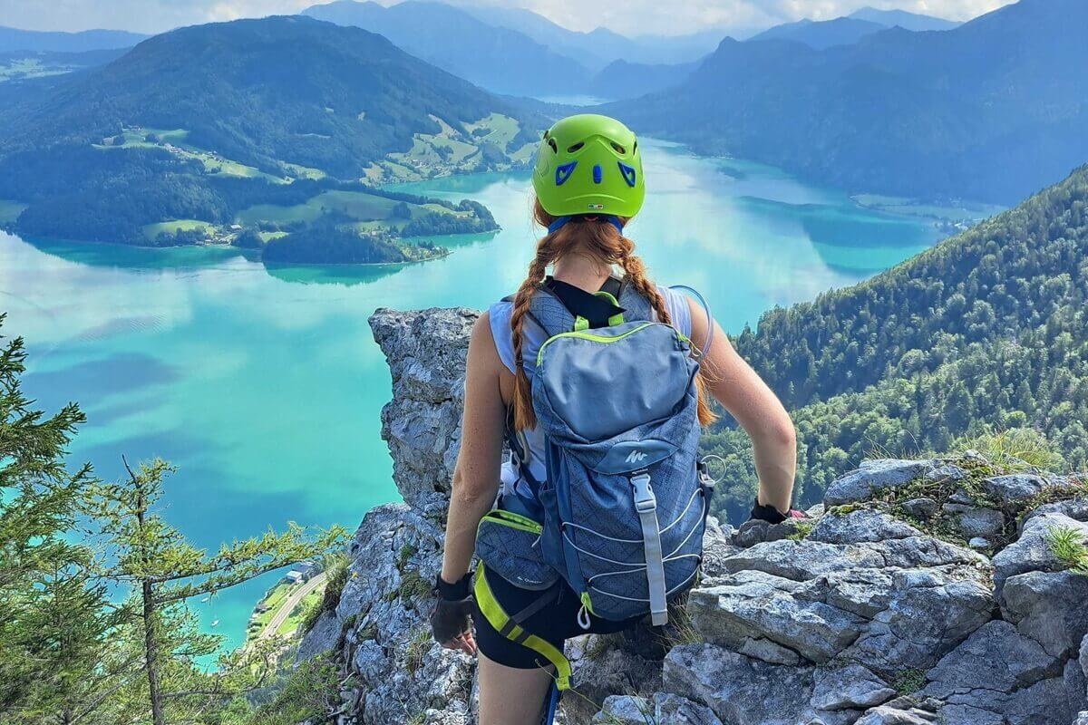 Lenyűgöző kilátás a Drachenwand ferratáról a Mondsee-tóra az ausztriai Salzkammergut régióban