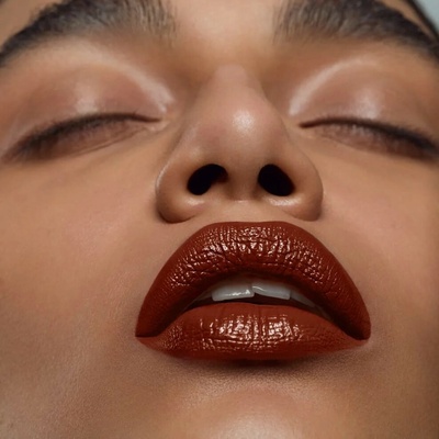 Und Gretel Organická veganská tekutá rtěnka KUS Brown Ruby 02 2,5 ml