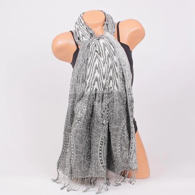 Ефектен шал в бяло и сиво с орнаменти, ламе и ресни
