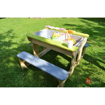 Маса за пикник с пейки и място за пясък и вода