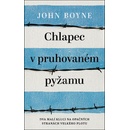 Chlapec v pruhovaném pyžamu