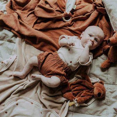 MUFFIN MODE Kojenecké body s puntíky krátké rukávy GOTS starorůžové