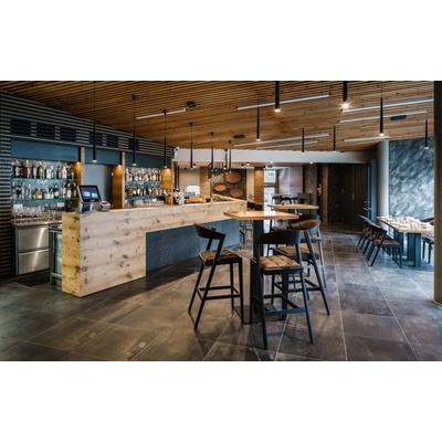 Čtyřchodové menu pro dva s možností vinného párování v krásné, moderní restauraci Panská zahrada