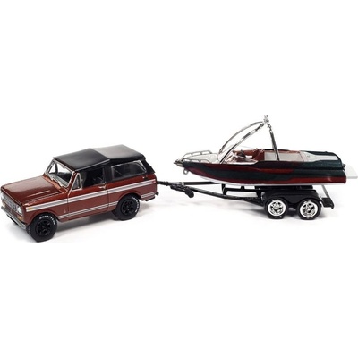 Johnny Lightning International Scout 1979 w/Bass Boat a Trailer 1:64