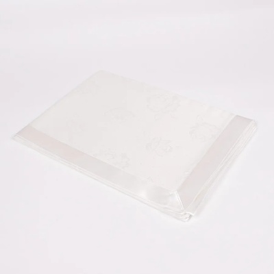 Покривка за маса в цвят ванилия с рози и точици 160/220