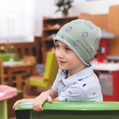 Úpletová čiapka s paspulkou zelená potlač kotva