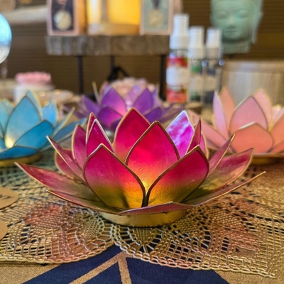 Lotosový svícen z Capiz lastur růžovo-zelený