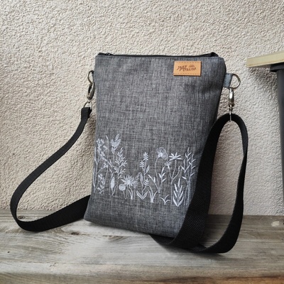Joan Atelier Louka Háta crossbody taštička strojová výšivka