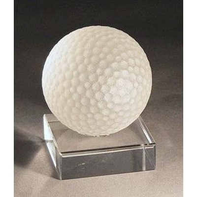 Golfový míček na podstavci