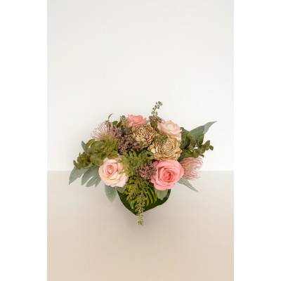 Ikebana s ružovými ružami