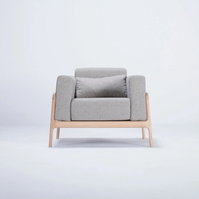 Gazzda Fawn s konštrukciou z dubového dreva so sivým textilným sedadlom