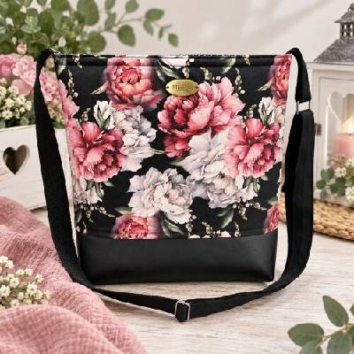 Crossbody pivoňky na černé