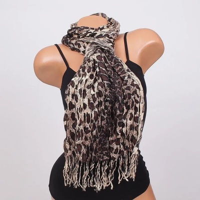 Моден шал в сиво-бежов цвят и леопардов десен