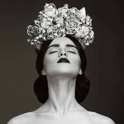 Plagát, Obraz - Beautiful woman with wreath of flowers, lambada, 40 × 40 cm