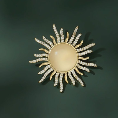 Éternelle Brož se zirkony a s opálem Solana symbol slunce B7290-B682123051449 Zlatá