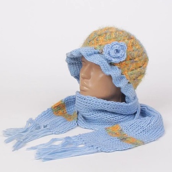 Комплект от шапка и шал в синьо с пъстра декорация