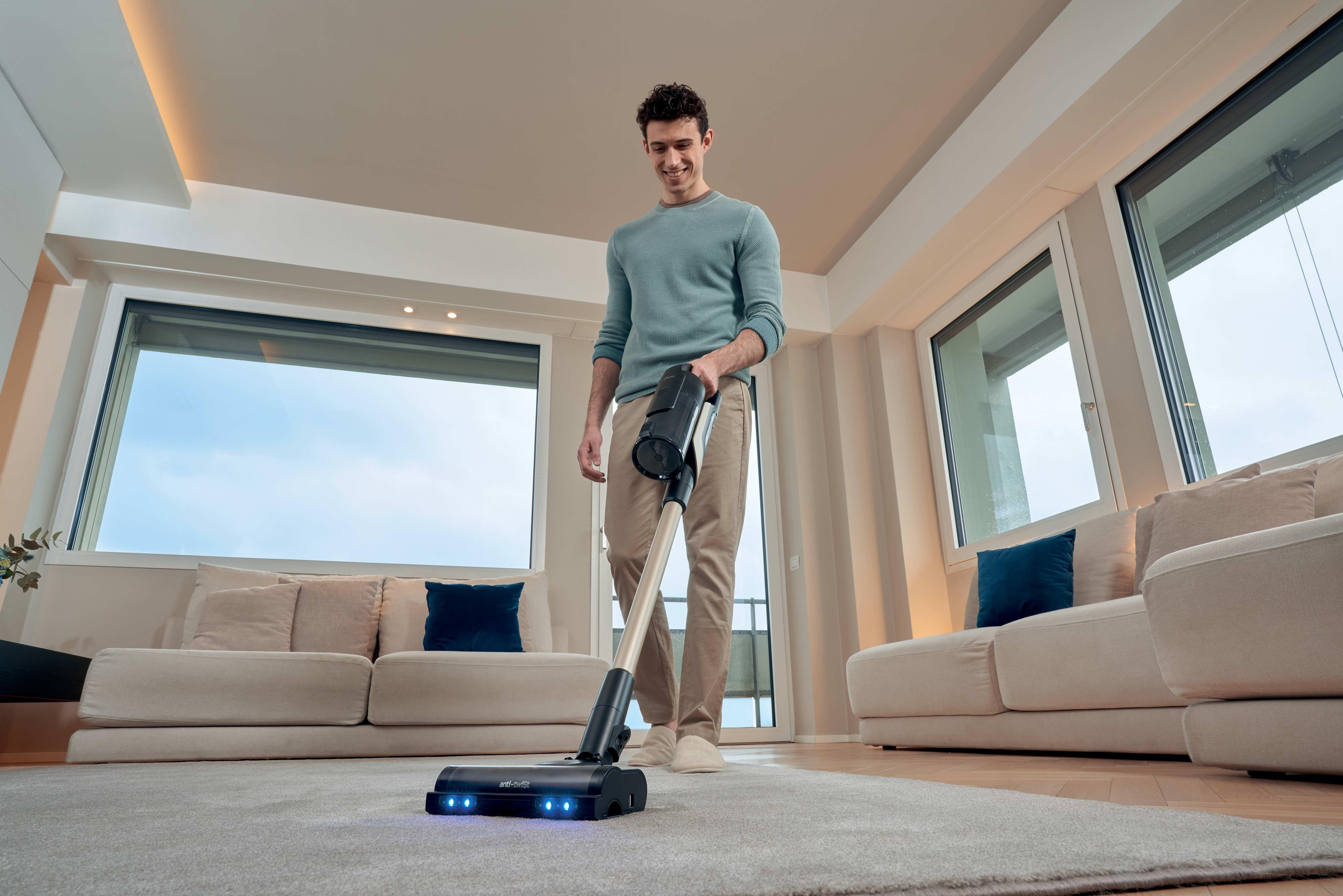 Vysavač Hoover Muž s vysavačem Hoover