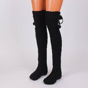 Дамски 7/8 плетени чорапи в черно с помпони