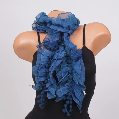 Ефектен дамски шал в петролено синьо с топчета