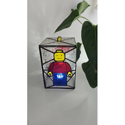 Lampa LEGO Magic – stolní vitrážová lampička, ruční výroba, Tiffany technika, dárek pro fanoušky LEGO (20x14 cm)