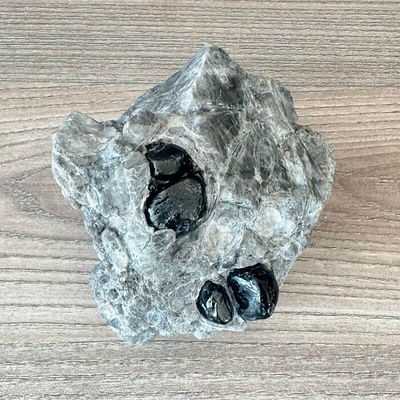 Nefertitis Obsidián Apačská slza v matrixu USA 104 NF64922 - cca 1,7 cm, 325 g