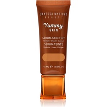 Danessa Myricks Beauty Yummy Skin Serum Skin Tint hydratační make-up s vyhlazujícím účinkem 9 Medium to Tan Skin with Neutral Olive Undertones 45 ml