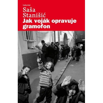 Jak voják opravuje gramofon
