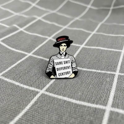 Pinarna Žena s nápisem Same sh*t different century Stejné sr*čky, jiné století – Zboží Mobilmania