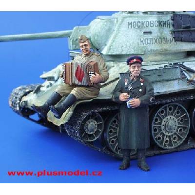 Plus Model Red Army Soldiers WWII Accordionist & NKVD Officer 1:35