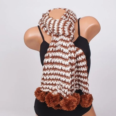 Плетен шал в кафяво и бяло с помпони