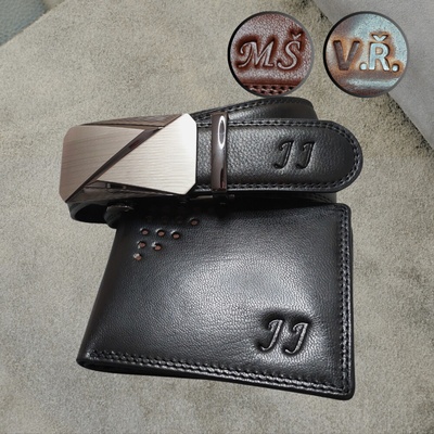 Pánský kožený set peněženka a pásek s ražbou monogramu