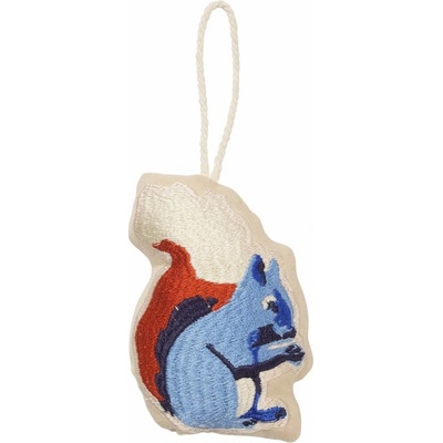 Broste Vyšívaná ozdoba Squirrel modrá barva textil