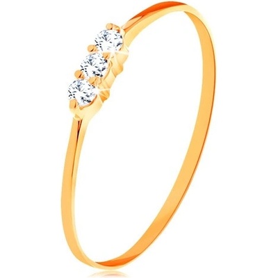 Šperky Eshop Prsten ve žlutém zlatě tenká lesklá ramena linie tří čirých zirkonků S3GG156.48