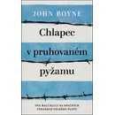 Chlapec v pruhovaném pyžamu