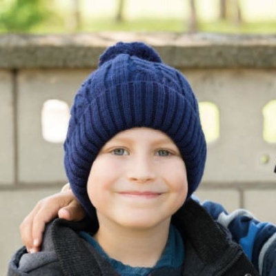 pletená čepice s bambulí tmavě modrá