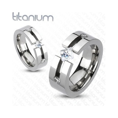 Šperky eshop Titanový prsten výřez čtvercový a kulaté zirkony F3.4