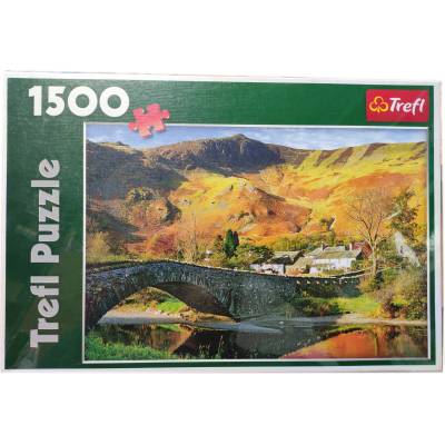 Trefl Трефел Пъзел 1500 eлемента Trefl - Селище в планината с каменен мост над рeката