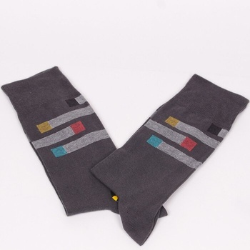 Памучни мъжки чорапи в сиво с цветни квадратчета