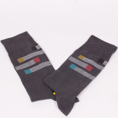 Памучни мъжки чорапи в сиво с цветни квадратчета