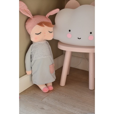 Metoo XL v sivých šatách 70 cm