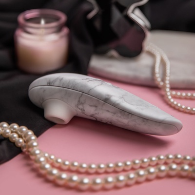 Womanizer Marilyn Monroe Classic 2 White Marble Masážní přístroj na klitoris mramor