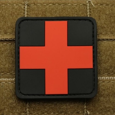 Nášivka KRÍŽ MEDIC plast ČIERNA/ČERVENÁ