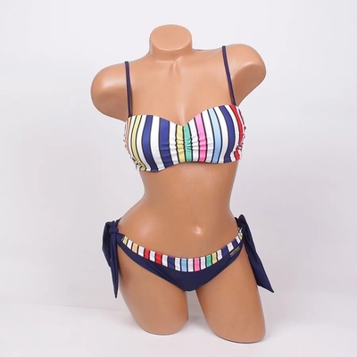 Тъмносин бански на цветно райе - чашка В