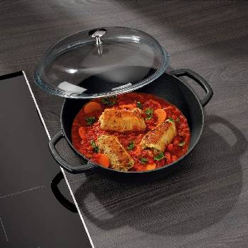 Kela 28 см черна чугунена плитка тенджера със стъклен капак KELA от серия Calido